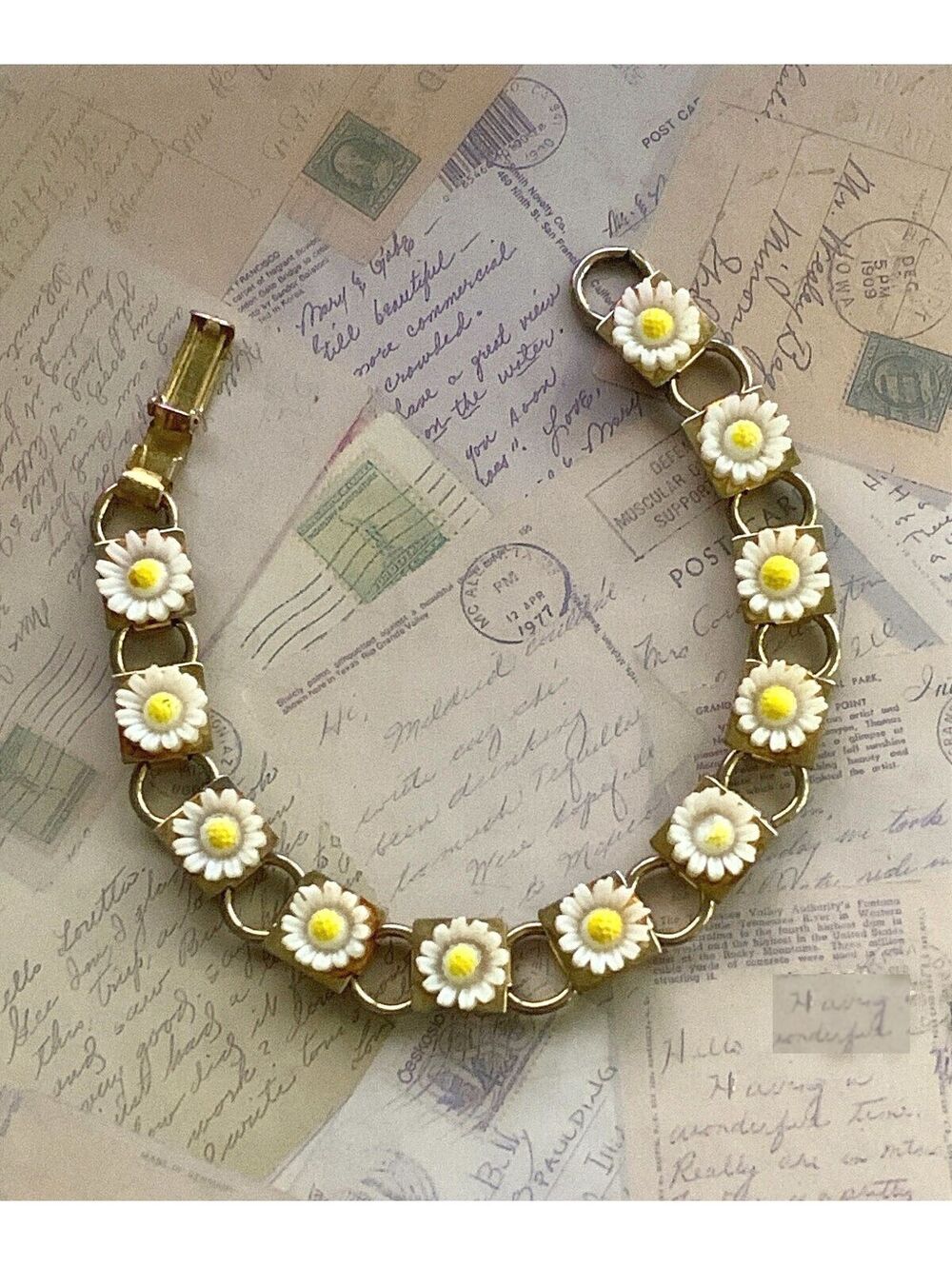 Stunning Vintage Carved White Old Lucite Daisy Flower Link Bracelet